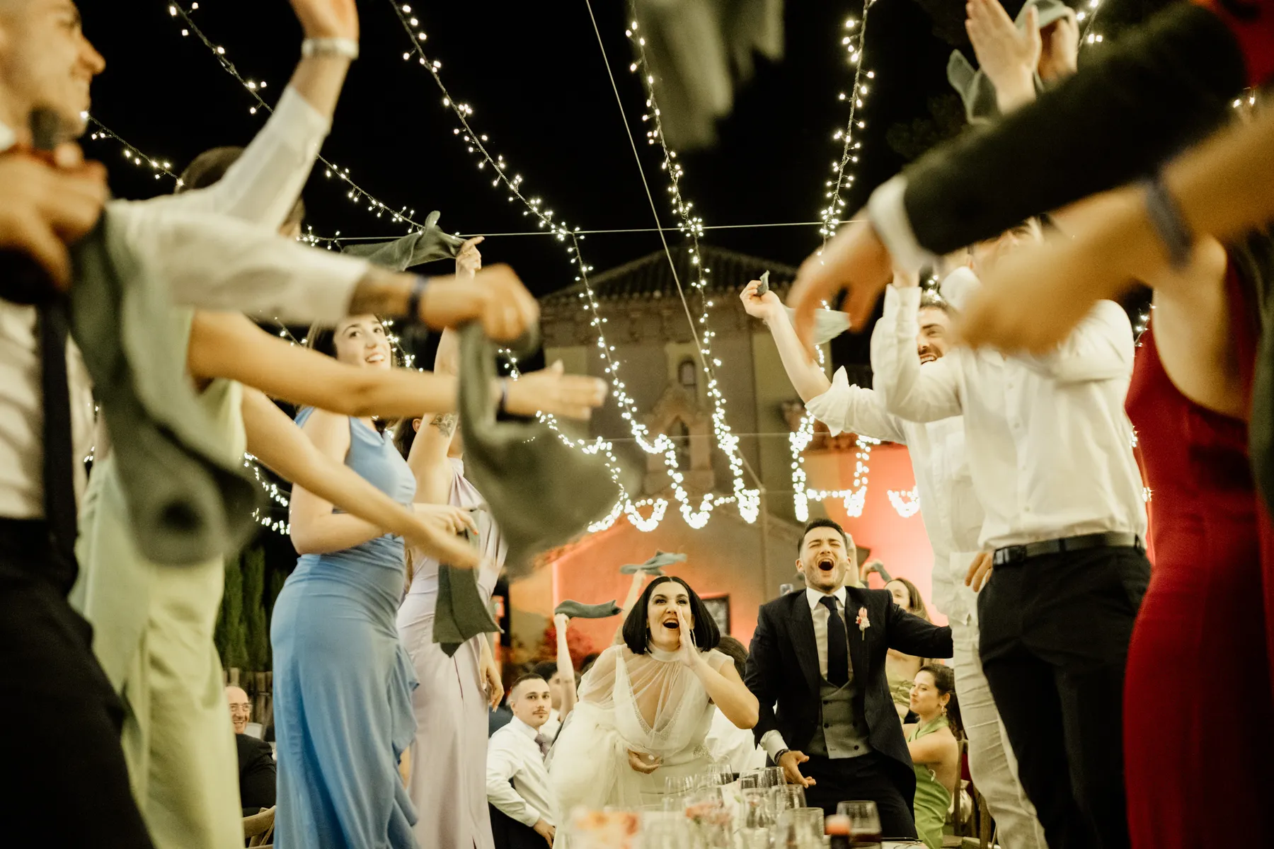 Los novios entran al banquete entre servilletas al aire