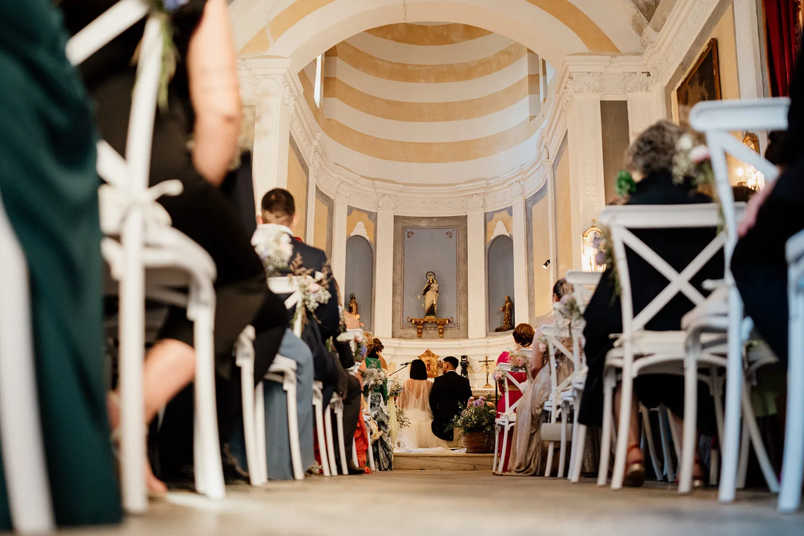 Interior de la ermita durante la ceremonia