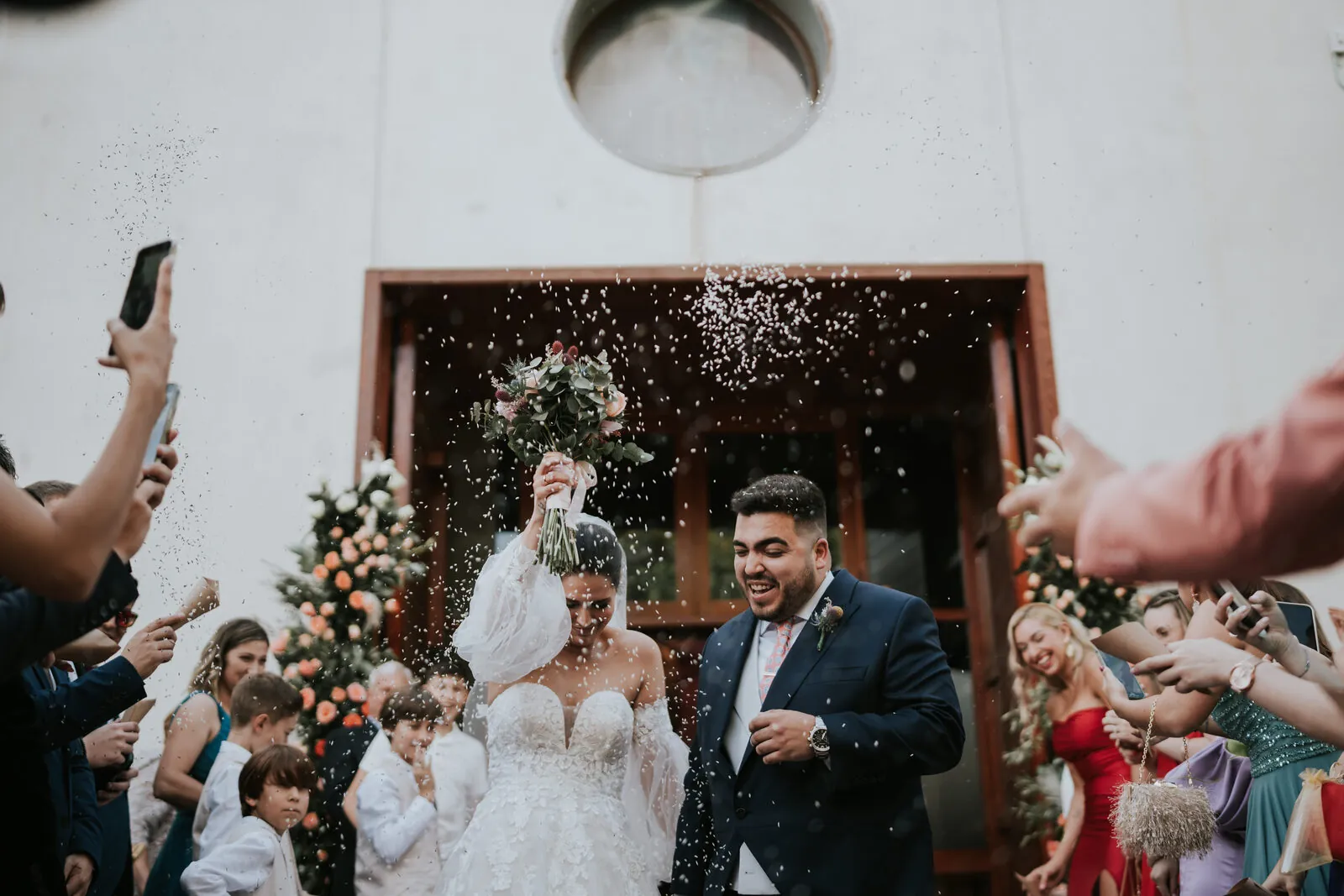 Lluvia de confeti a la salida de la iglesia