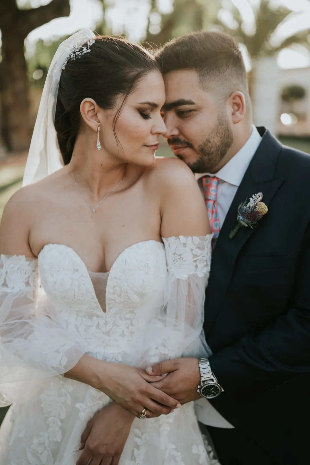 Retrato de la pareja con el velo al viento
