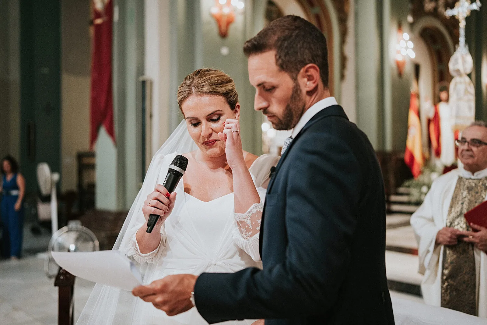 La novia lee su discurso emocionada con el micrófono